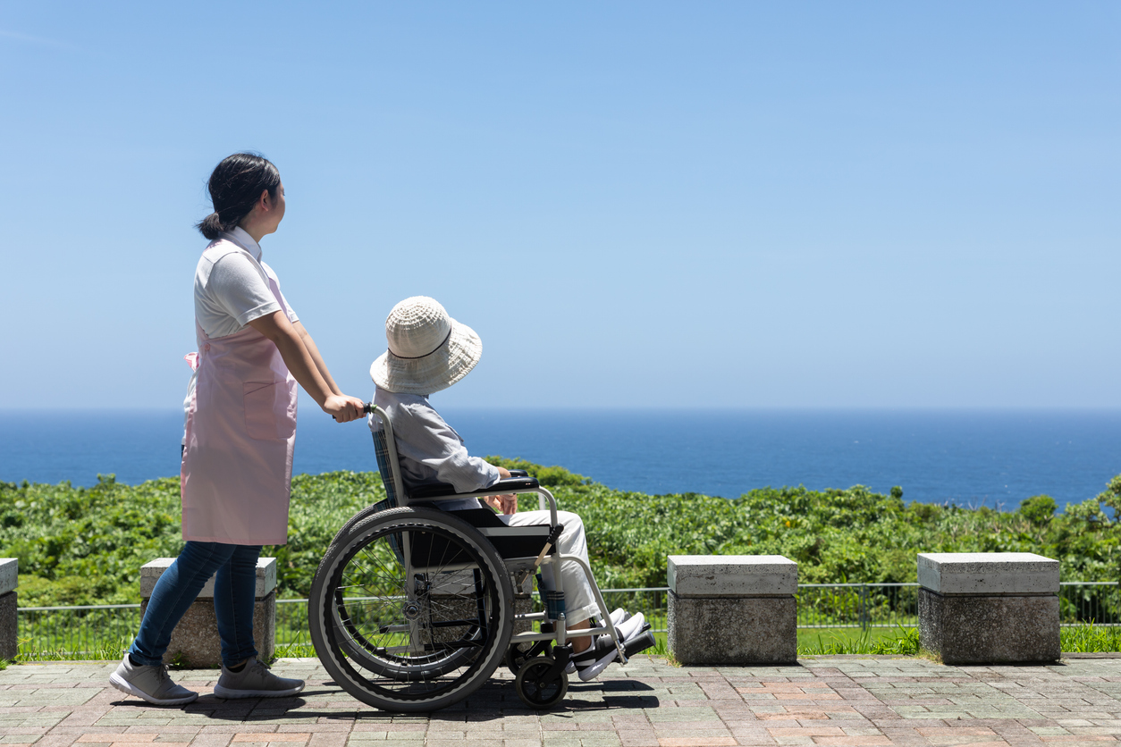 高齢の親の一人暮らしの限界は？判断基準と生活を支援するサービスを解説