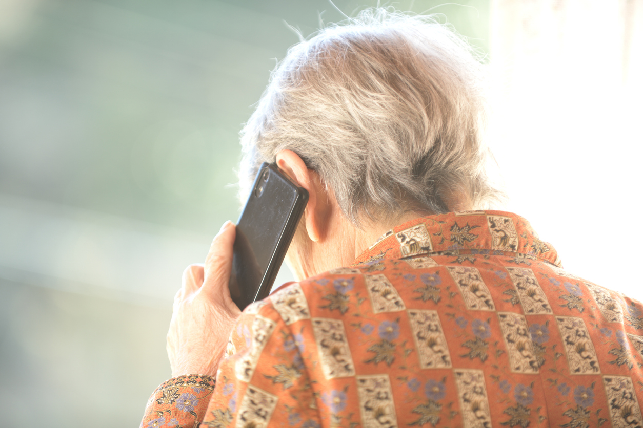 60代で一人暮らしをする親を見守る方法